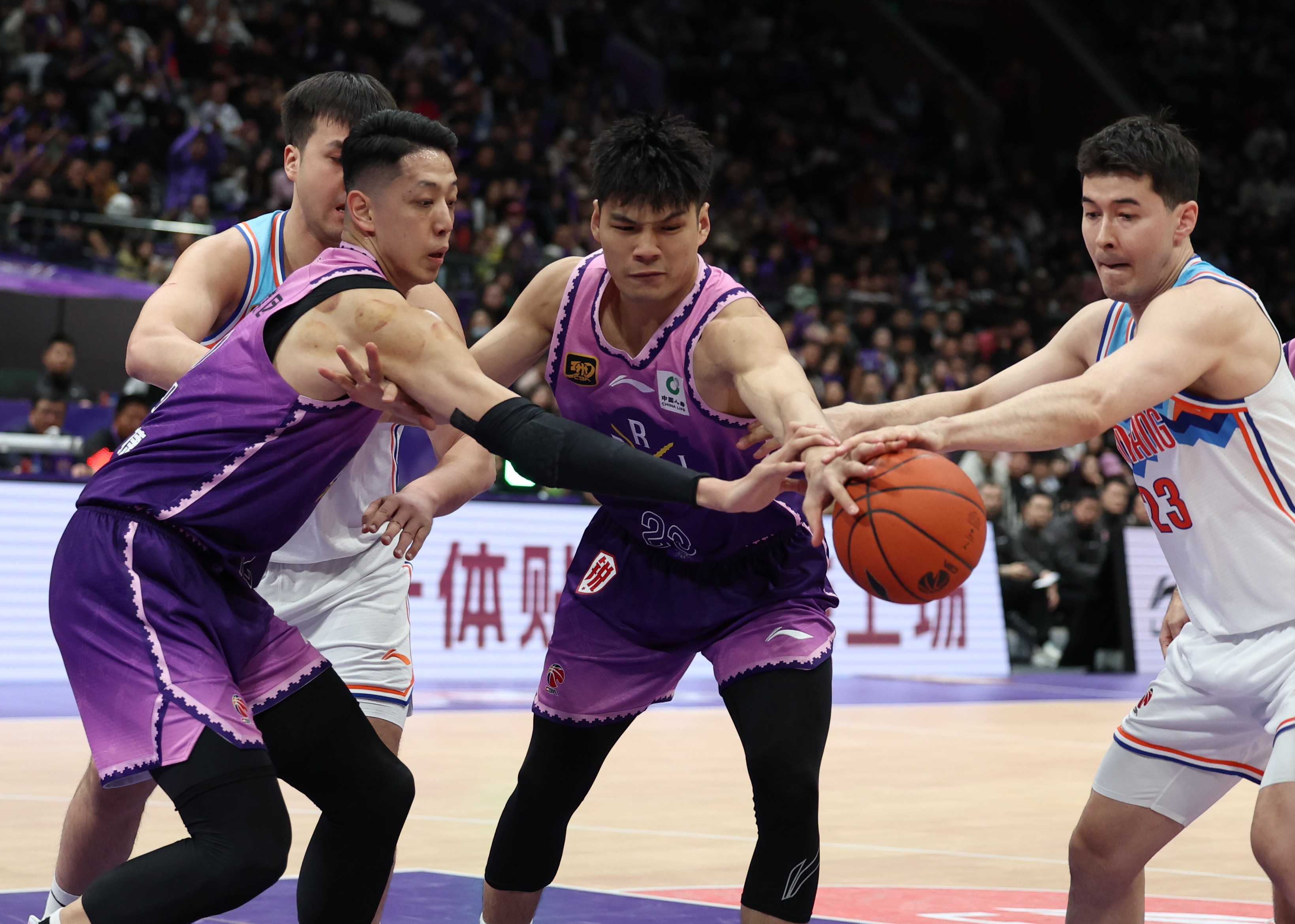 开云体育app-球场激战精彩绝伦，篮球比赛精粹呈现，瞩目焦点的简单介绍